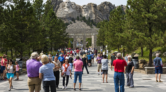 mount-rushmore-visitors